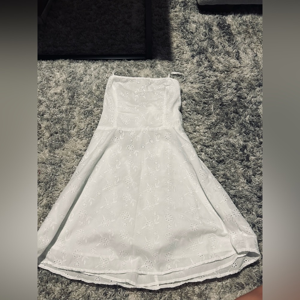 white lacey shein dress
size L 
never worn 
open back 
tie for back (bow)
